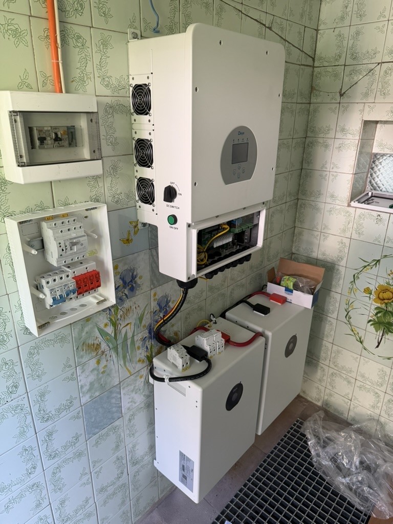 Монтаж ELX Energy для Олександра у Хлепчі: однофазний інвертор Deye SUN-12K-SG02LP1-EU-AM3 12 кВт та два акумулятори Deye SE-F12-C загальною ємністю 23,6 кВт·год