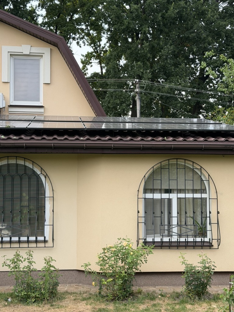 Сонячне поле ELX Energy у Хлепчі: 14 панелей JA Solar по 470 Вт, загальна потужність 6,58 кВт