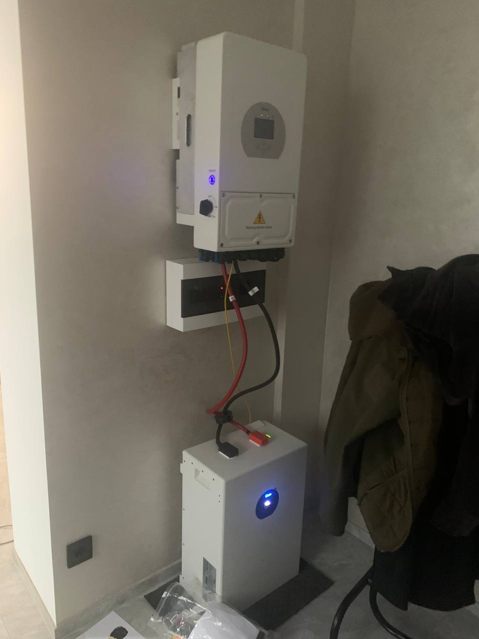 Монтаж ELX Energy для Павла у Кожухівці: інвертор Deye SUN-8K-SG05LP1-EU-AM2-P та акумулятор Deye SE-F12-C 11,8 кВт·год