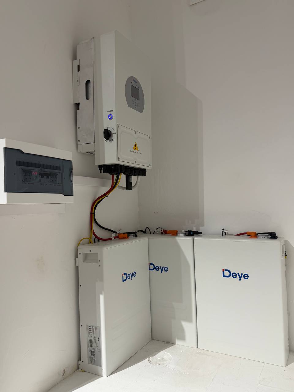 Резервне живлення ELX Energy для Тетяни у Києві: інвертор Deye 8 кВт, три акумулятори Deye SE-F5 Pro-L і щит захисту